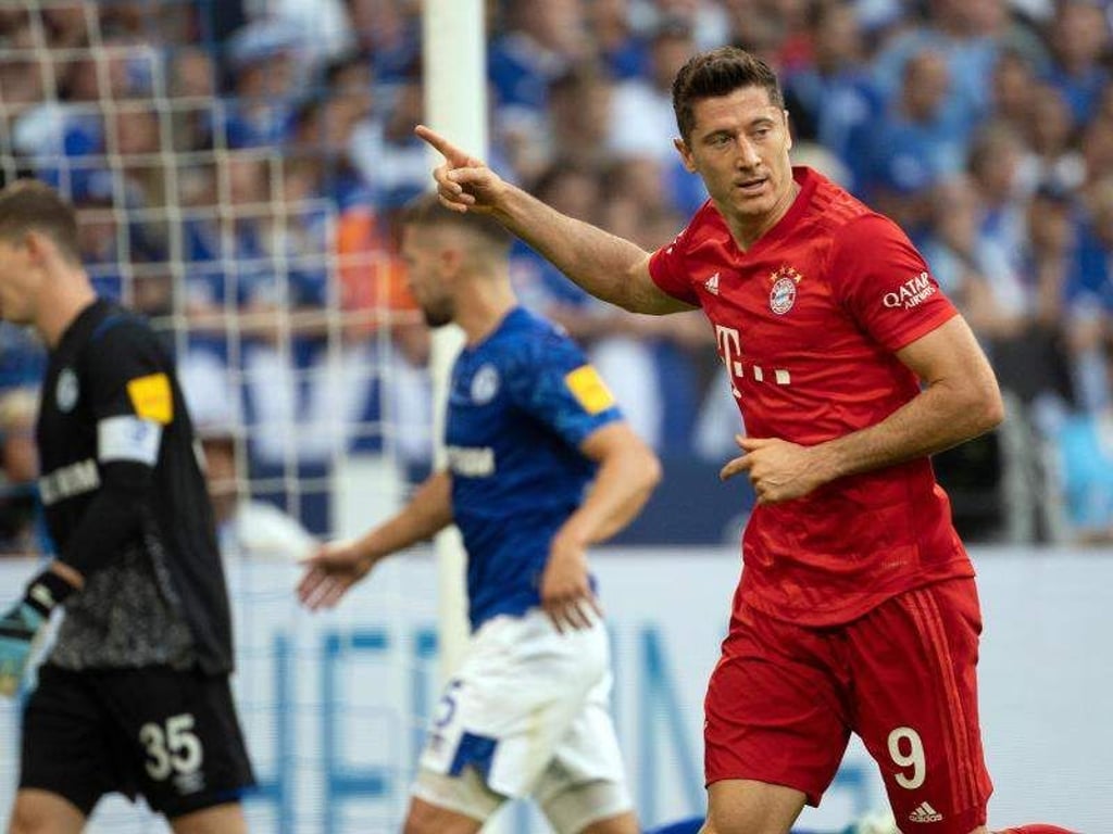 Derzeit nicht zu stoppen: Bayerns Lewandowski erzielt drei Tore gegen den FC Schalke 04. Foto: Federico Gambarini