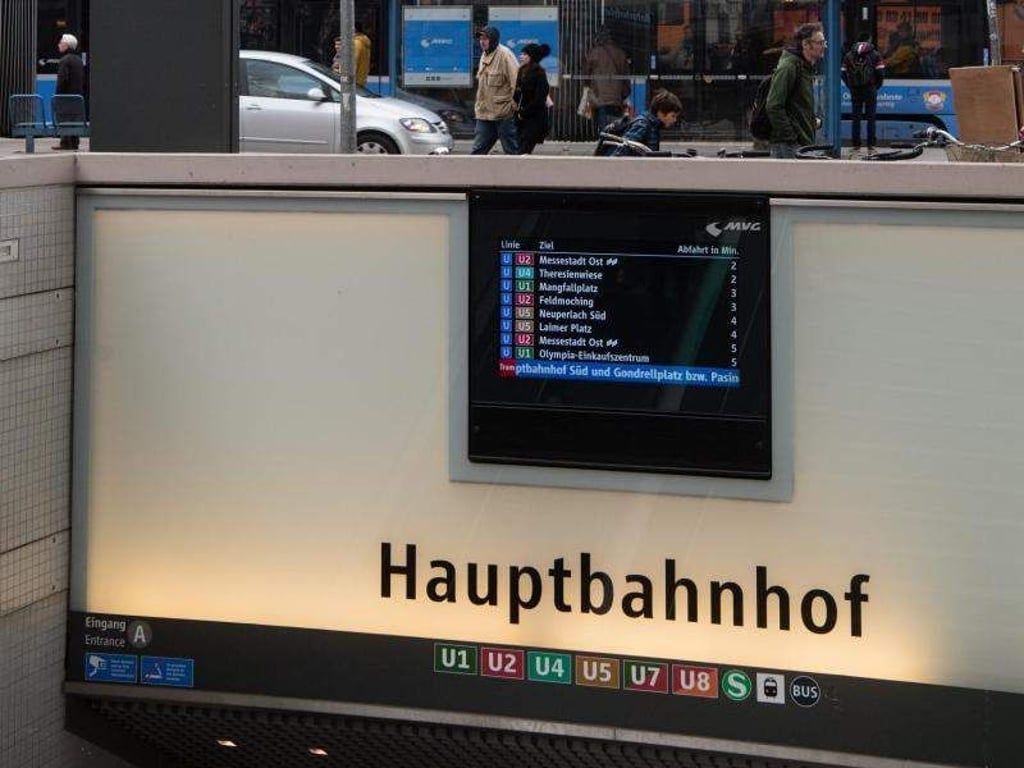 Eingang zur U- und S-Bahnstation am Münchener Hauptbahnhof. Die zwei Tatverdächtigen, die dort die Habeligkeiten eines Obdachlosen angezündet hatten, sind gefasst worden. Foto: Matthias Balk