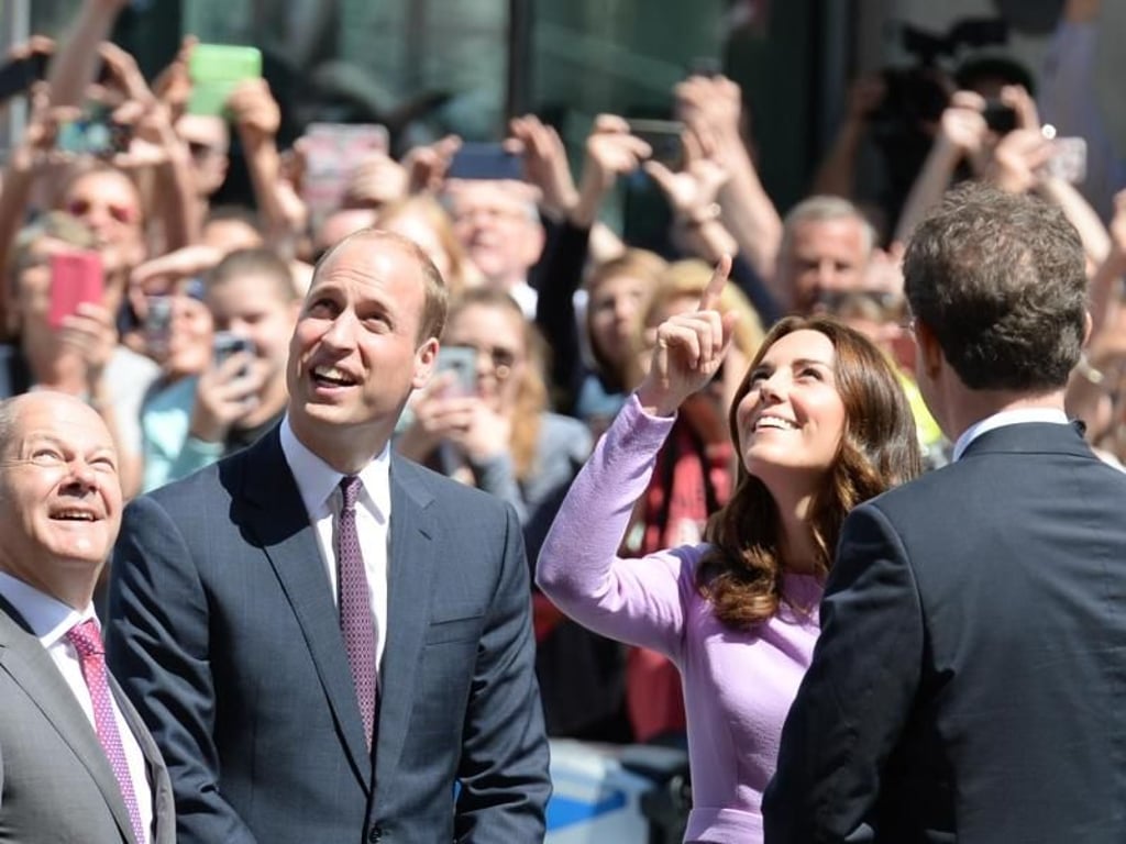 Prinz William und Herzogin Kate (m.) vor der Elbphilharmonie. Foto: Christina Sabrowsky