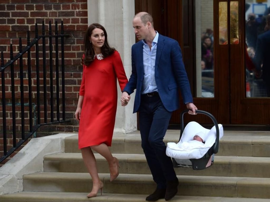 Prinz William und Herzogin Kate verlassen mit ihrem neugeborenen Kind das St. Mary?s Hospital. Foto: Kirsty O'connor/PA Wire