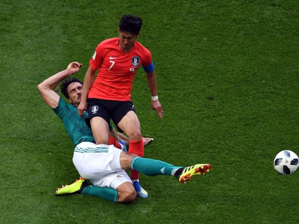 Mats Hummels kommt vor Heung-Min Son an den Ball. Foto: Ina Fassbender
