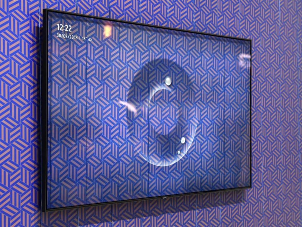 Der Fernseher verschmilzt mit der Wand. Mit dem QLED Ambient Mode können aktuelle Samsung-TV sich ihrer Umgebung anpassen. Möglich wird das durch ein Foto per Smartphone-App. Foto: Franziska Gabbert