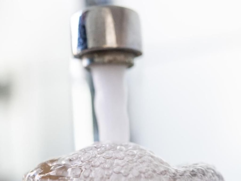 Im Zweifelsfall auf Leitungswasser verzichten: Geschlossene Flaschen sind die beste Option, sauberes Wasser zu trinken. Foto: Andrea Warnecke