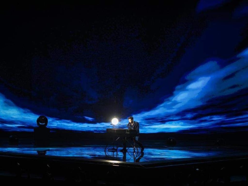 Top-Favorit Duncan Laurence spielt sich der Generalprobe schon mal warm fürs Finale. Foto: Ilia Yefimovich