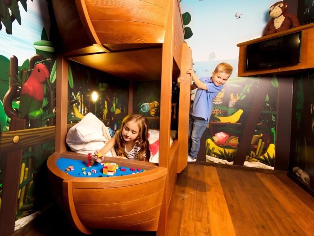 Direkt neben dem Legoland Deutschland öffnet das neue «Pirateninsel Hotel» - unter anderem mit Schlafschiffchen.
Foto: Legoland Deutschland Resort