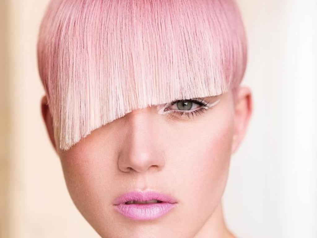 Pink als Haarfarbe ist ungewöhnlich - liegt diesen Sommer aber im Trend. Foto: Zentralverband Friseurhandwerk/Erwin Wenzel