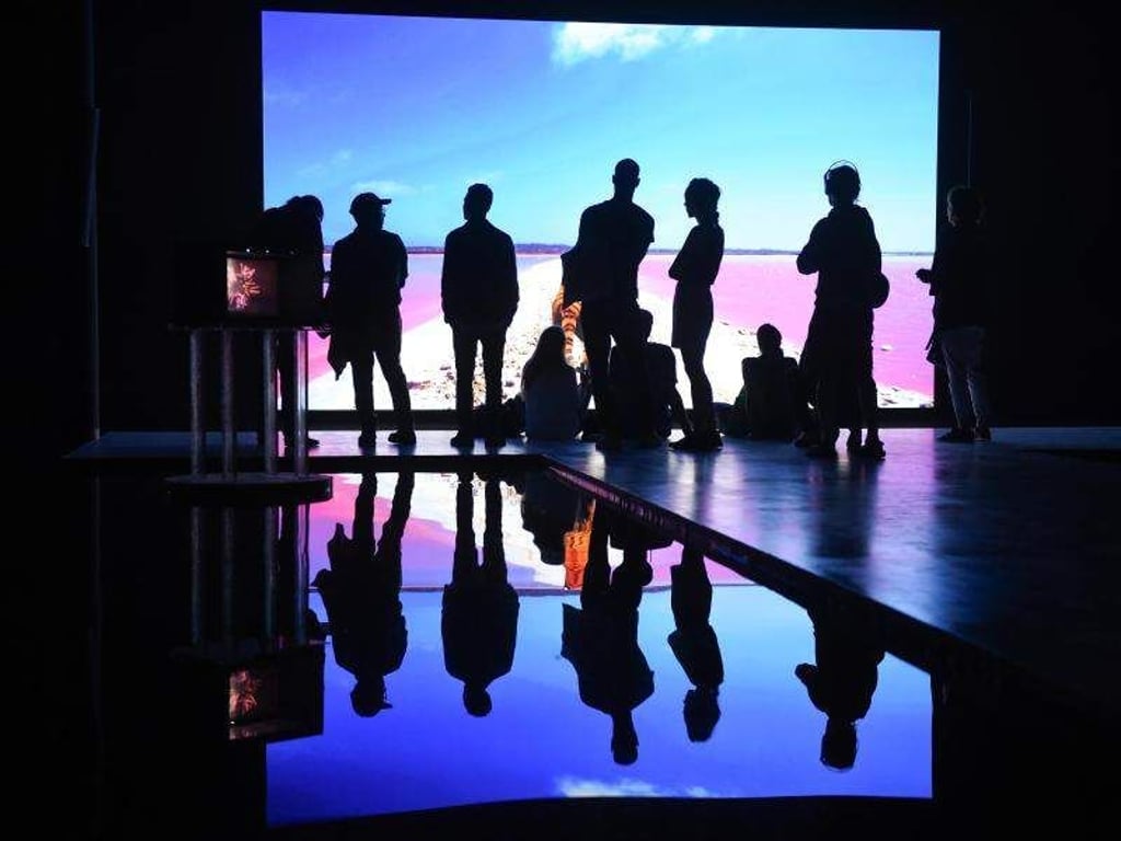 Besucher der 9. Berlin Biennale, einem Festival für zeitgenössische Kunst. Foto: Britta Pedersen