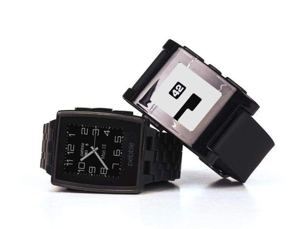 Die Pebble Smartwatch gibt es nun auch in Deutschland. Die Pebble Original (l) kostet rund 130 Euro, für das Stahlmodell Pebble Steel (r) muss man rund 230 Euro bezahlen. Foto: Pebble