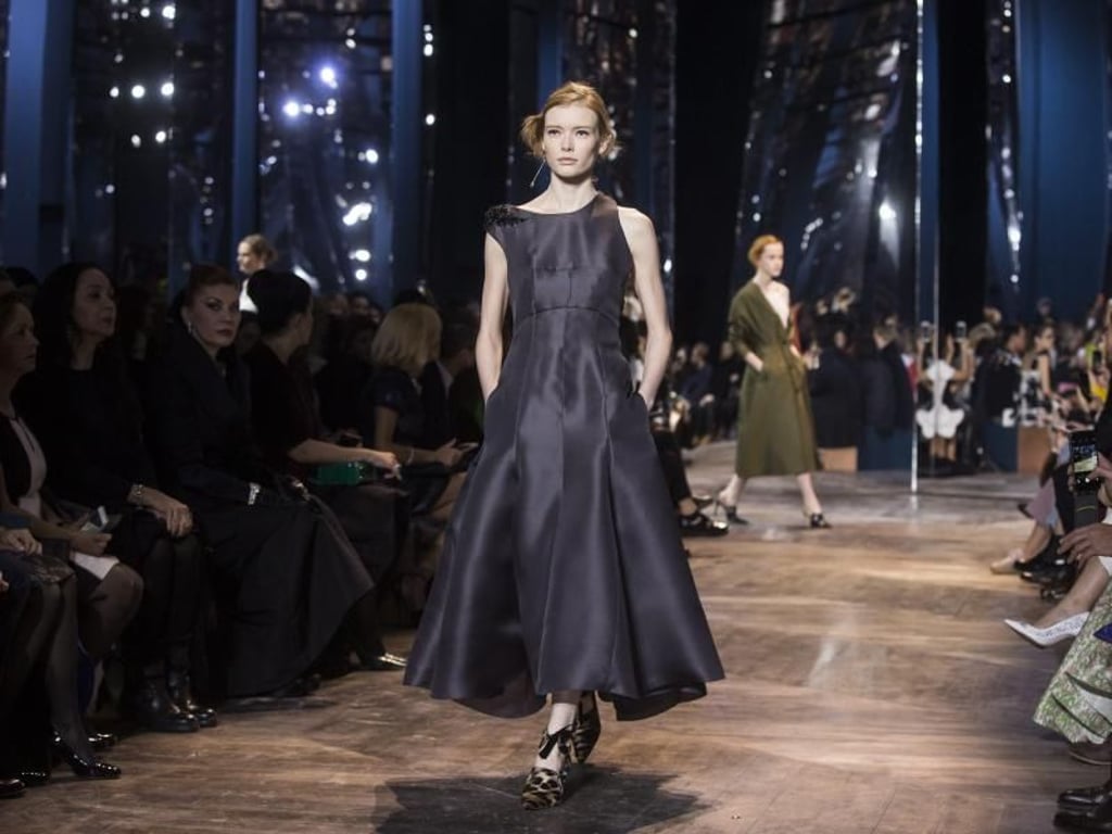 Typisch Dior: Die Abendkleider des französischen Modehauses behalten auch ohne Raf Simons ihren unverkennbaren Charakter. Foto: Etienne Laurent