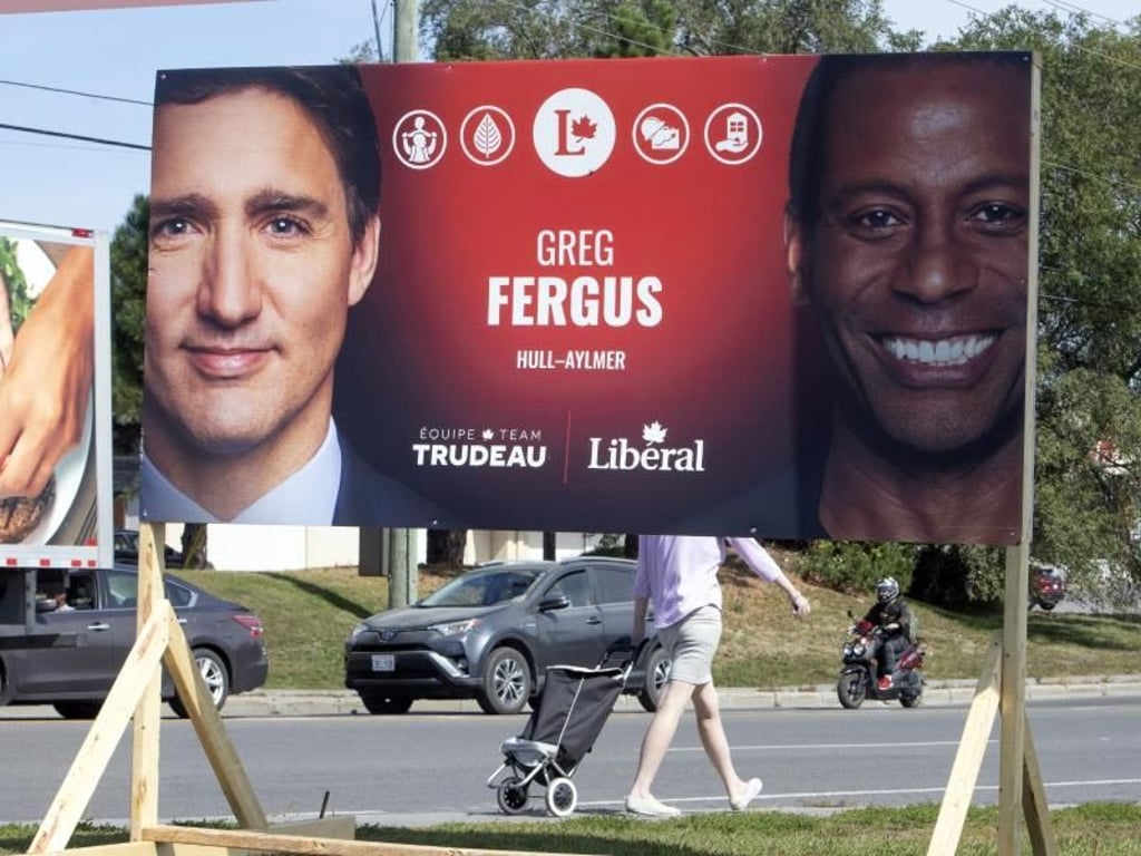 Wahlplakat mit dem kanadischen Premierminster Justin Trudeau (l.) und dem Kandidaten der Liberalen Partei, Greg Fergus. Foto: Fred Chartrand/The Canadian Press