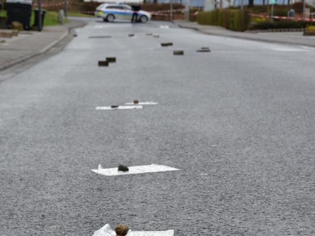 Abgedeckte Blutspuren nach dem dramatischen Polizeieinsatz in Fulda. Foto: Jörn Perske
