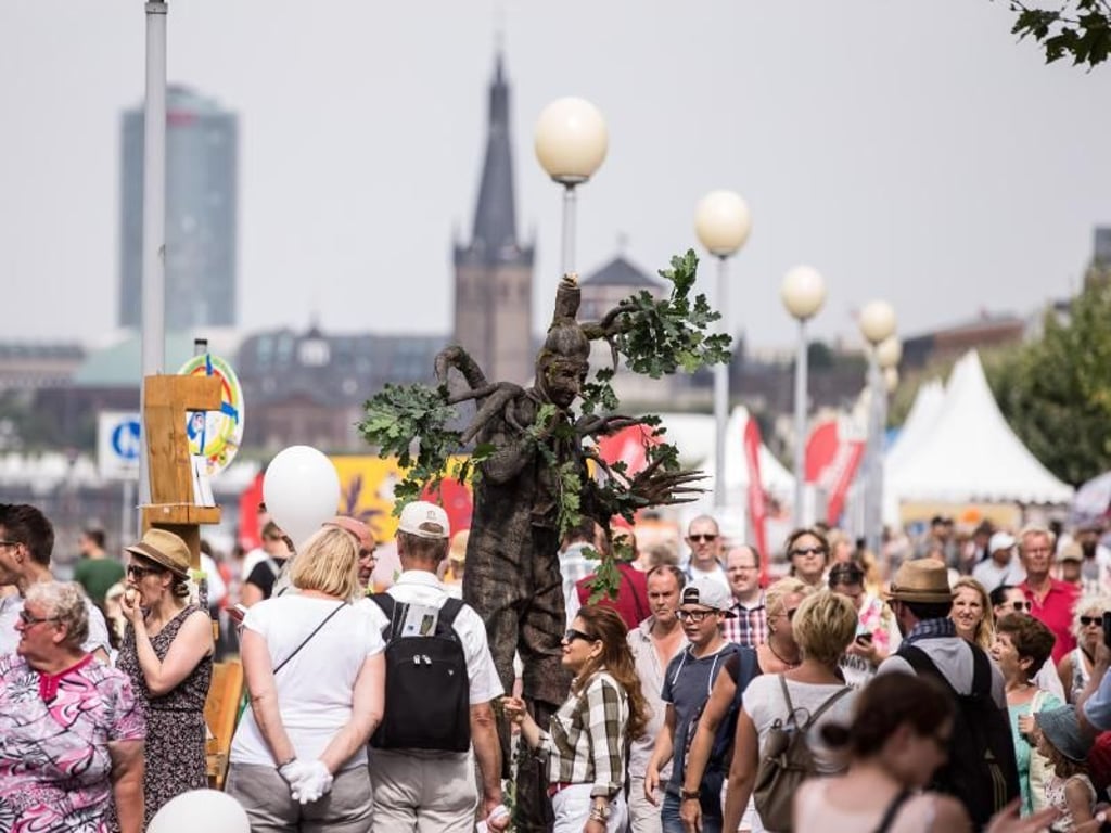 Ein Baum feiert mit. Foto: Maja Hitij
