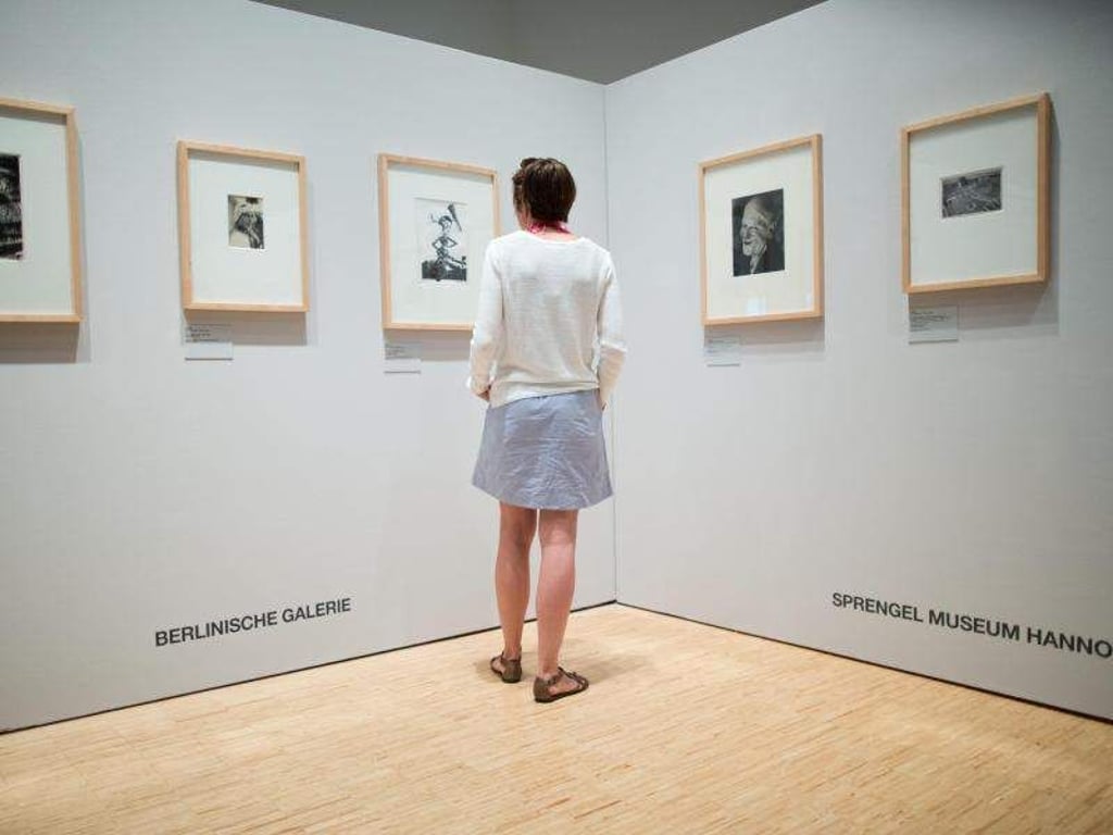 Werke des Fotografen Umbo, betrachtet in der Berlinischen Galerie. Foto: Jörg Carstensen, dpa