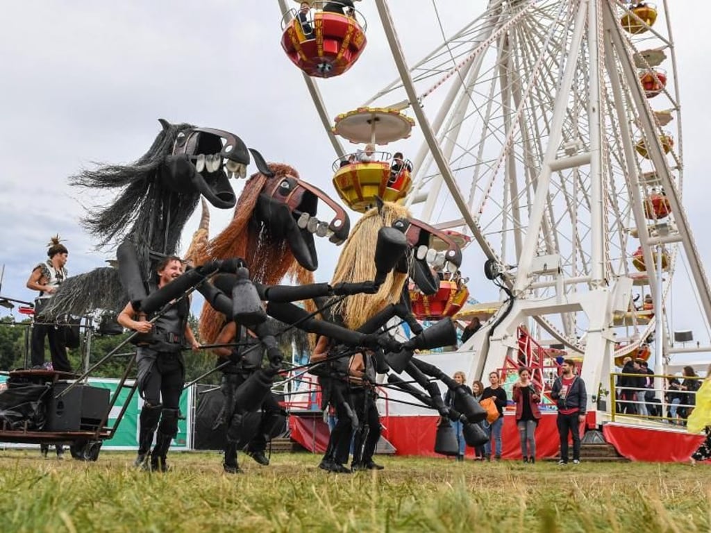 Ganz ohne Pferde geht es nicht: Die Gruppe Tutatis in Hoppegarten. Foto: Jens Kalaene