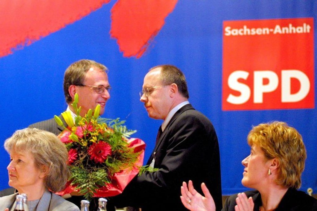 Der bisherige Innenminister von Sachsen-Anhalt, Manfred Püchel (r), überreicht dem bisherigen Ministerpräsidenten Reinhard Höppner am Sonntag (12.05.2002) beim Sonderparteitag der SPD in Bernburg einen Blumenstrauß als Anerkennung für die in den vergangenen Jahren geleistete Arbeit. Die SPD hatte bei den Landtagswahlen am 21.04.2002 mit nur rund 20 Prozent der Wählerstimmen eine herbe Niederlage einstecken müssen. Die Delegierten des Sonderparteitages wählten Manfred Püchel zum neuen Landesvorsitzenden der SPD Sachsen-Anhalts. dpa/lah