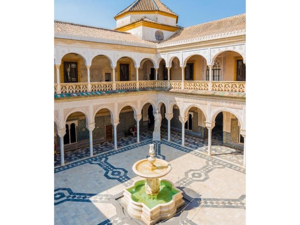 Der Stadtpalast Casa de Pilatos ist ein beliebter Drehort in Sevilla für große Filmproduktionen - hier ein Blick in den Innenhof. Foto: Turismo de Sevilla