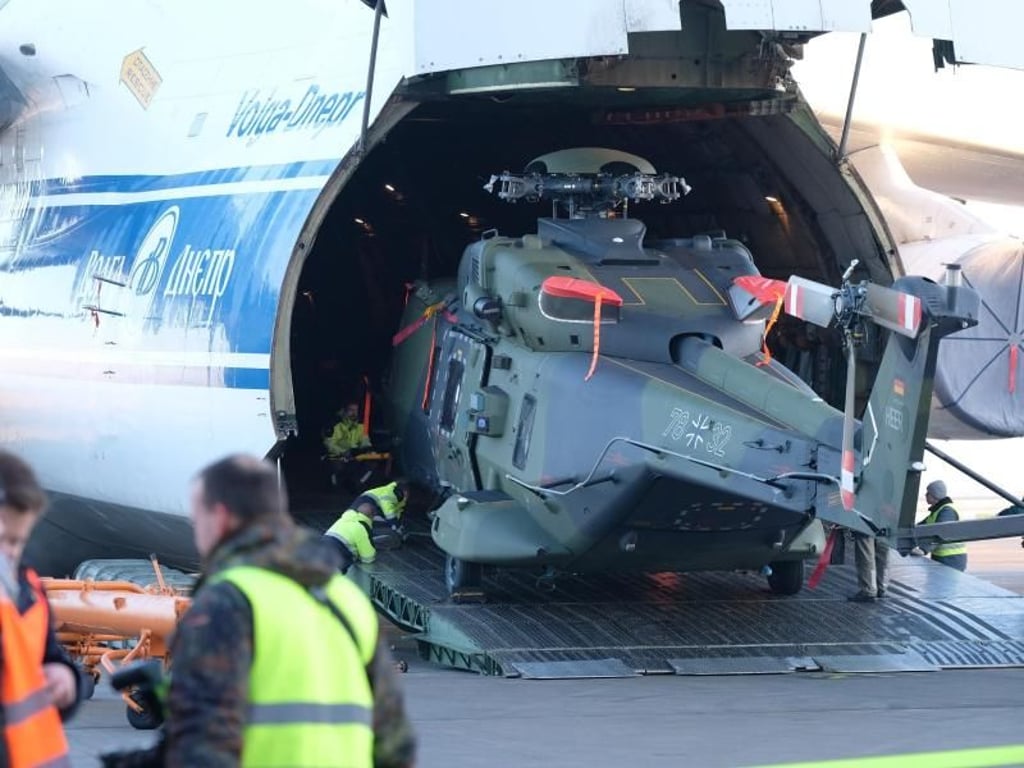 Ein Helikopter vom Typ NH 90 wird für die Mali-Mission verladen. Foto: Sebastian Willnow
