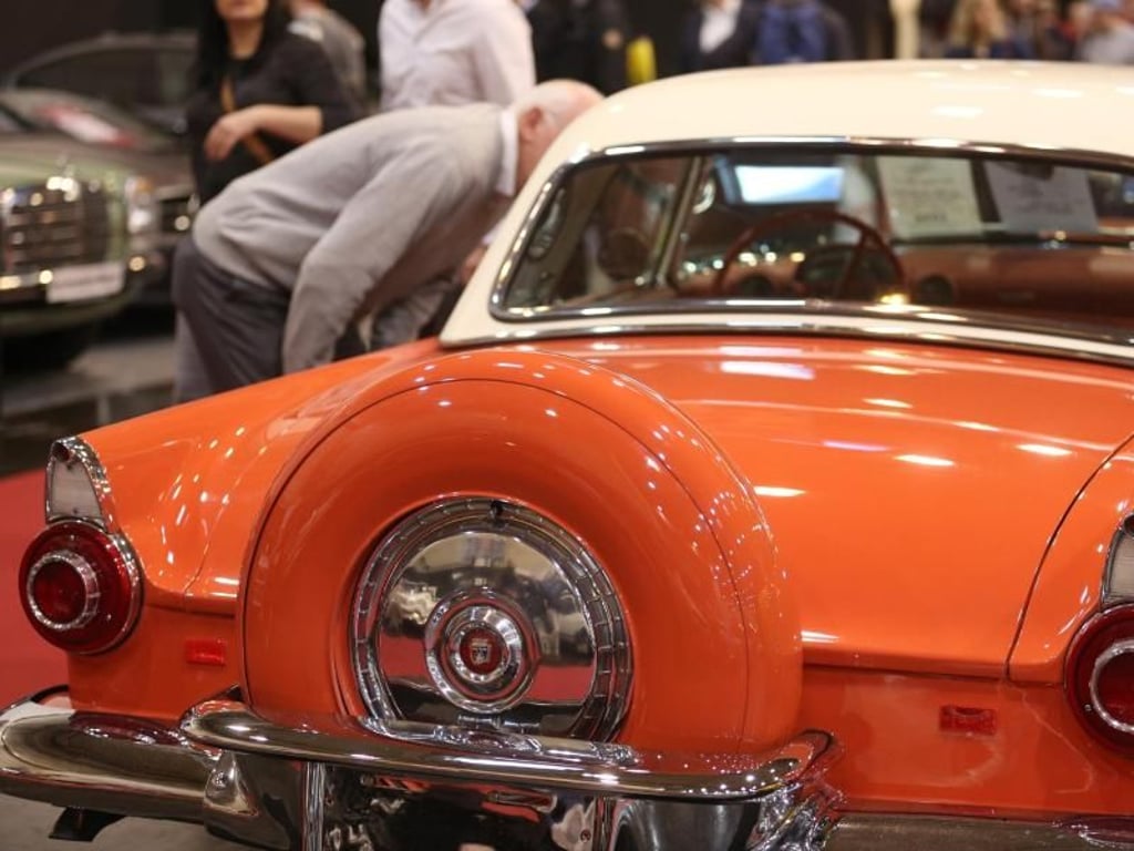 Amerikanische Begehrlichkeiten: Autos wie ein alter Ford Thunderbird dürften im Heimatland in einer größeren Auswahl zu finden sein als in Deutschland. Foto: Ina Fassbender/dpa-tmn