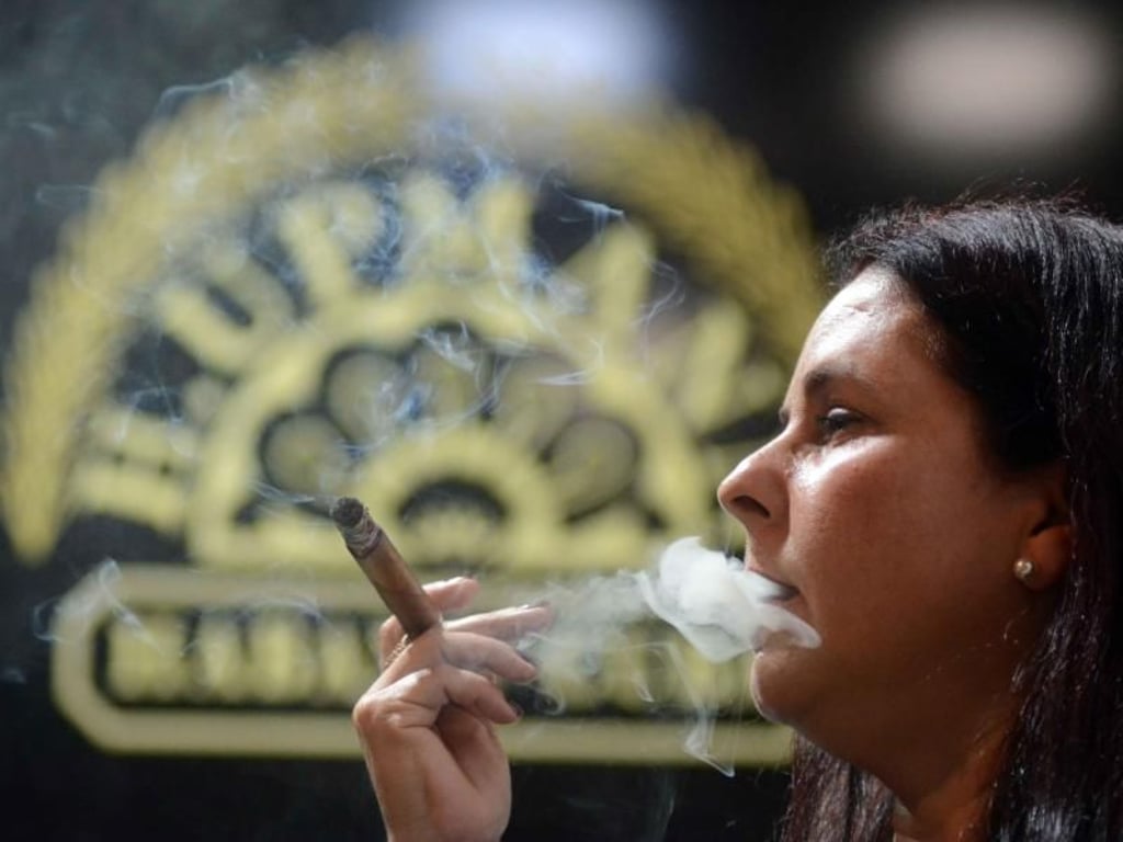 Eine Frau raucht eine Zigarre bei der Eröffnungsveranstaltung des 20. internationalen Zigarrenfestivals im Februar in Havanna. Europa ist mit 54 Prozent der wichtigste Absatzmarkt für kubanische Zigarren. Foto: Abel Padrón Padilla/ACN