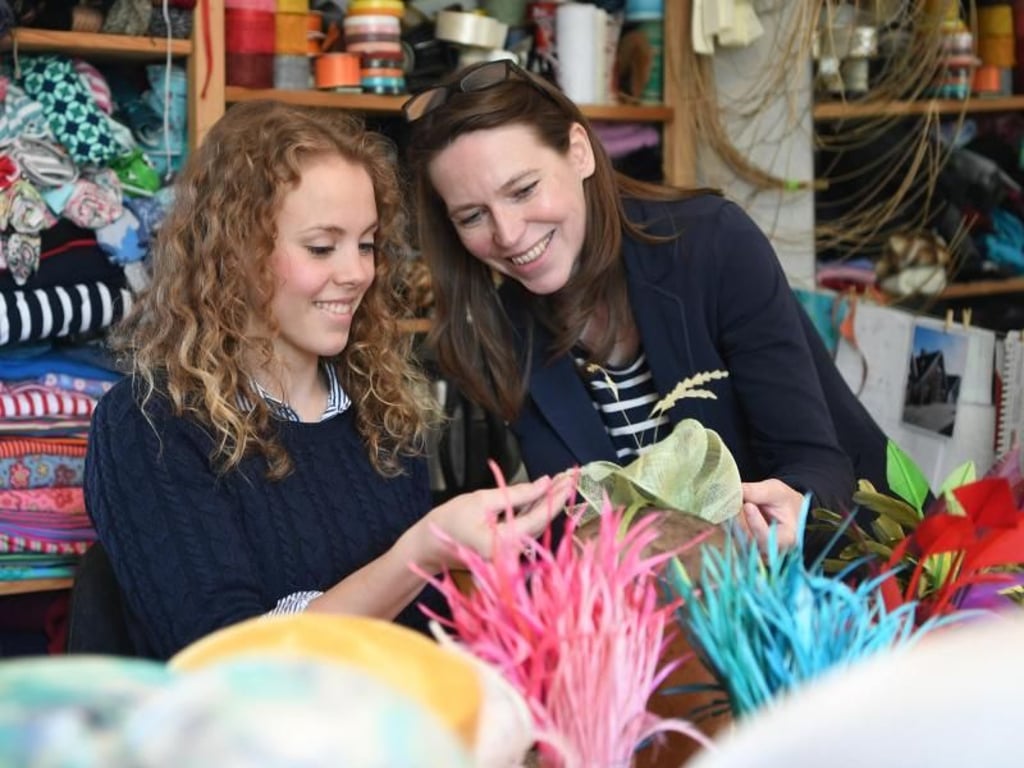 Auszubildende und Ausbilderin: Monique Stahl (l), angehende Modistin, bei der gemeinsamen Arbeit mit ihrer Chefin Ulrike Strelow. Foto: Ina Fassbender