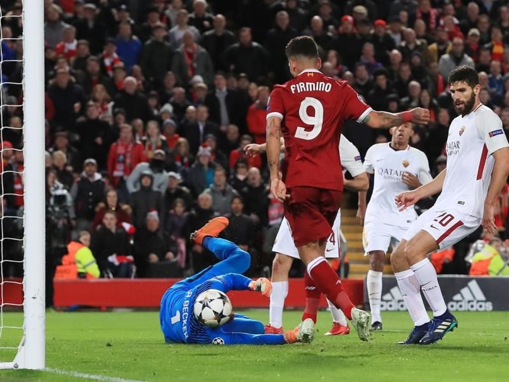Roberto Firmino (M/9) legt für Liverpool trifft mit dem Tor zum 4:0 nach. Foto: Peter Byrne/PA Wire