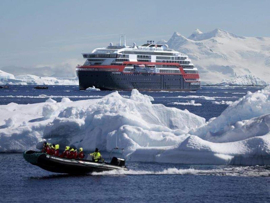 Expeditionsschiffe wie die Roald Amundsen von Hurtigruten führen Reisende in abgelegene Regionen. Foto: Hurtigruten