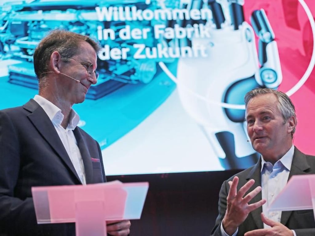 Günther Schuh (l), Gründer und Chef von e.GO, und Hannes Ametsreiter, Vorstandsvorsitzender von Vodafone Deutschland. Foto: Oliver Berg