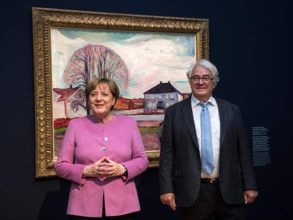 Bundeskanzlerin Angela Merkel (l, CDU) und der Unternehmer Hasso Plattner bei einem Rundgang durchs Museum Barberini in Potsdam. Foto: Bernd von Jutrczenka