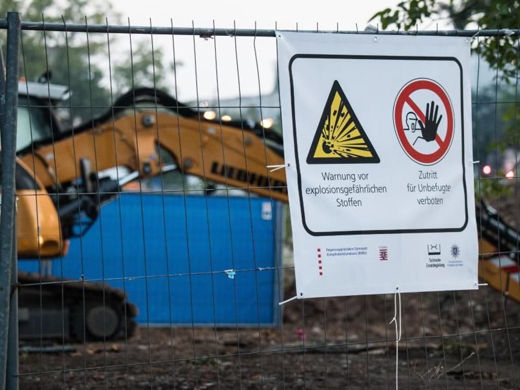 Ein Warnplakat hängt an der Bombenfundstelle. Foto: Andreas Arnold