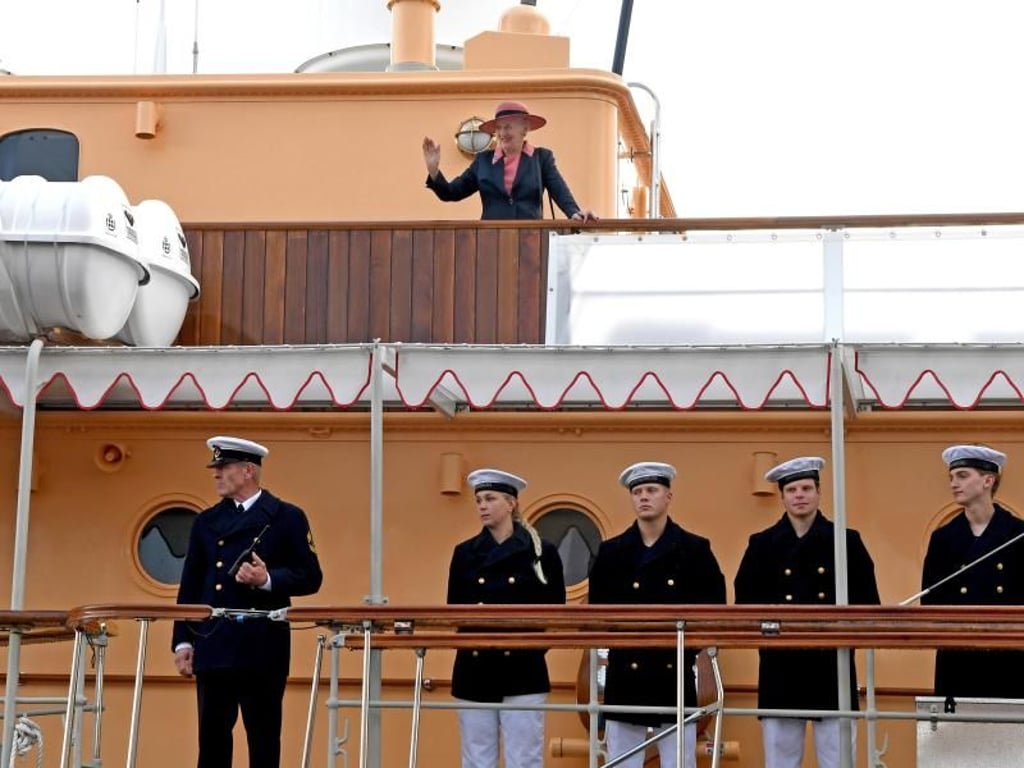 Margrethe II., Königin von Dänemark, winkt von der königlichen Jacht «Dannebrog». Foto: Carsten Rehder