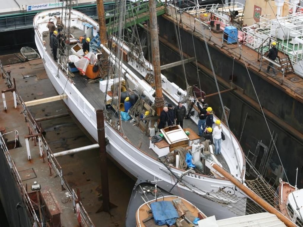 Der historische Lotsenschoner liegt in einer Hamburger Werft im Trockendock. Die «No. 5 Elbe» von 1883 war erst Ende Mai nach einer aufwendigen Restaurierung für rund 1,5 Millionen Euro in den Hamburger Hafen zurückgekehrt. Foto: Maurizio Gambarini