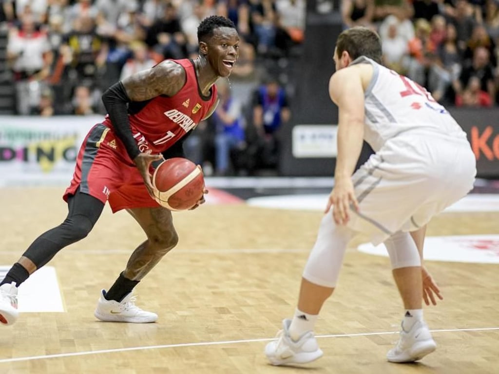 Kapitän Dennis Schröder (l) war mit 33 Punkten gegen Polen erneut Deutschlands Topscorer. Foto: Axel Heimken