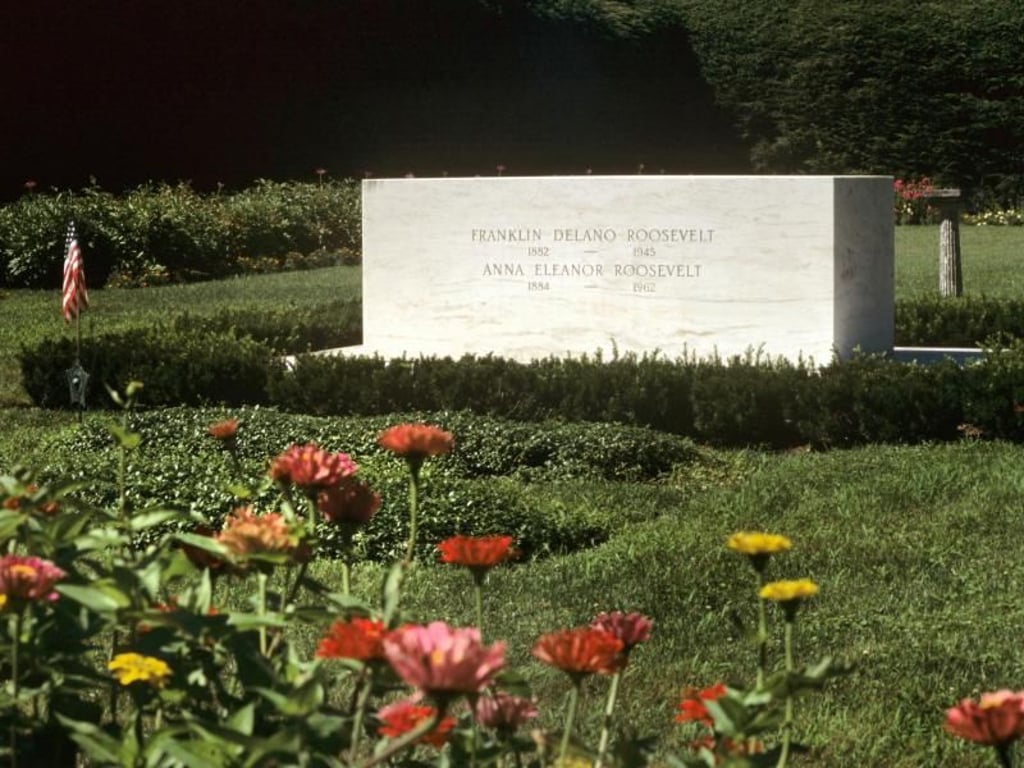 Weltwirtschaftskrise und Zweiter Weltkrieg: Franklin D. Roosevelt - hier das Grabmal für ihn und seine Frau Eleanor in Hyde Park nördlich von New York City - hatte als Präsident zwei enorm große Krisen zu bewältigen. Foto: Christian Röwekamp