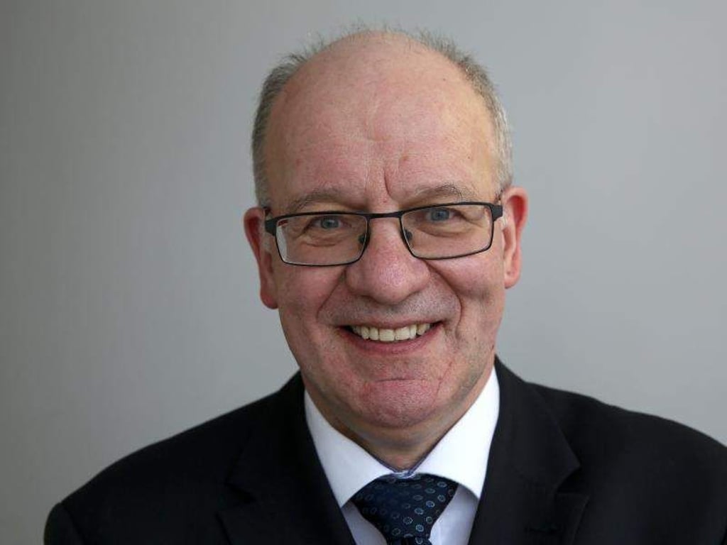 Roland Methling lächelt in die Kamera. Foto: Bernd Wüstneck/Archiv