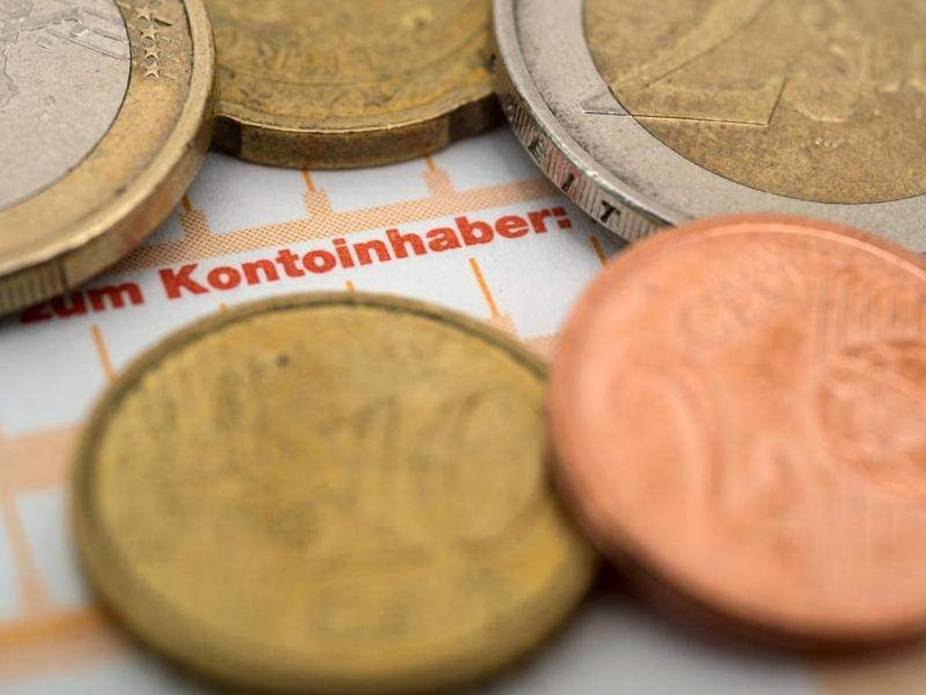 Wer sein Konto wechselt, kann Geld sparen. Der gesetzliche Wechselservice funktioniert nach einer Stichprobe der Stiftung Warentest in der Praxis aber nicht immer reibungslos. Foto: Andrea Warnecke