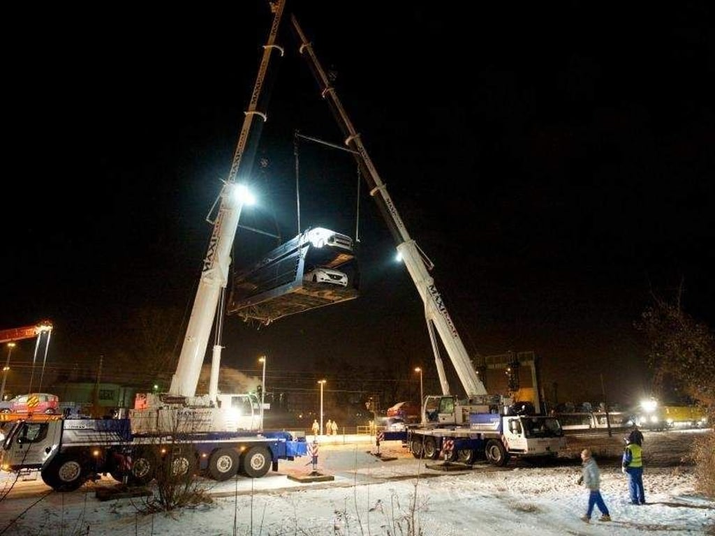 Mit Kränen wird ein Waggon in Wolfen geborgen. Foto: Peter Endig