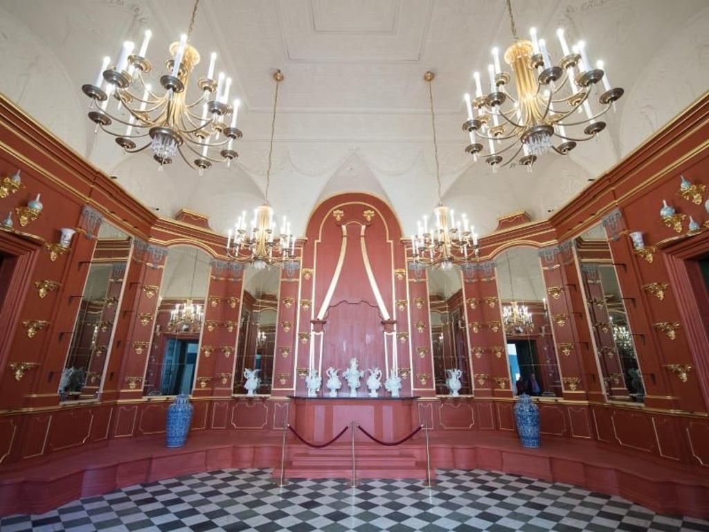 Das Turmzimmer mit Porzellankabinett im Residenzschloss. Foto: Sebastian Kahnert