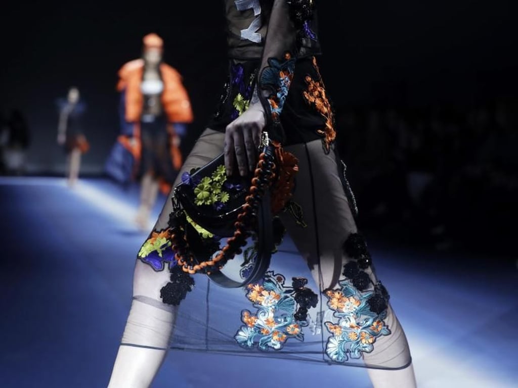 Fast zerbrechlich wirkt diese Kreation von Versace. Foto: Luca Bruno