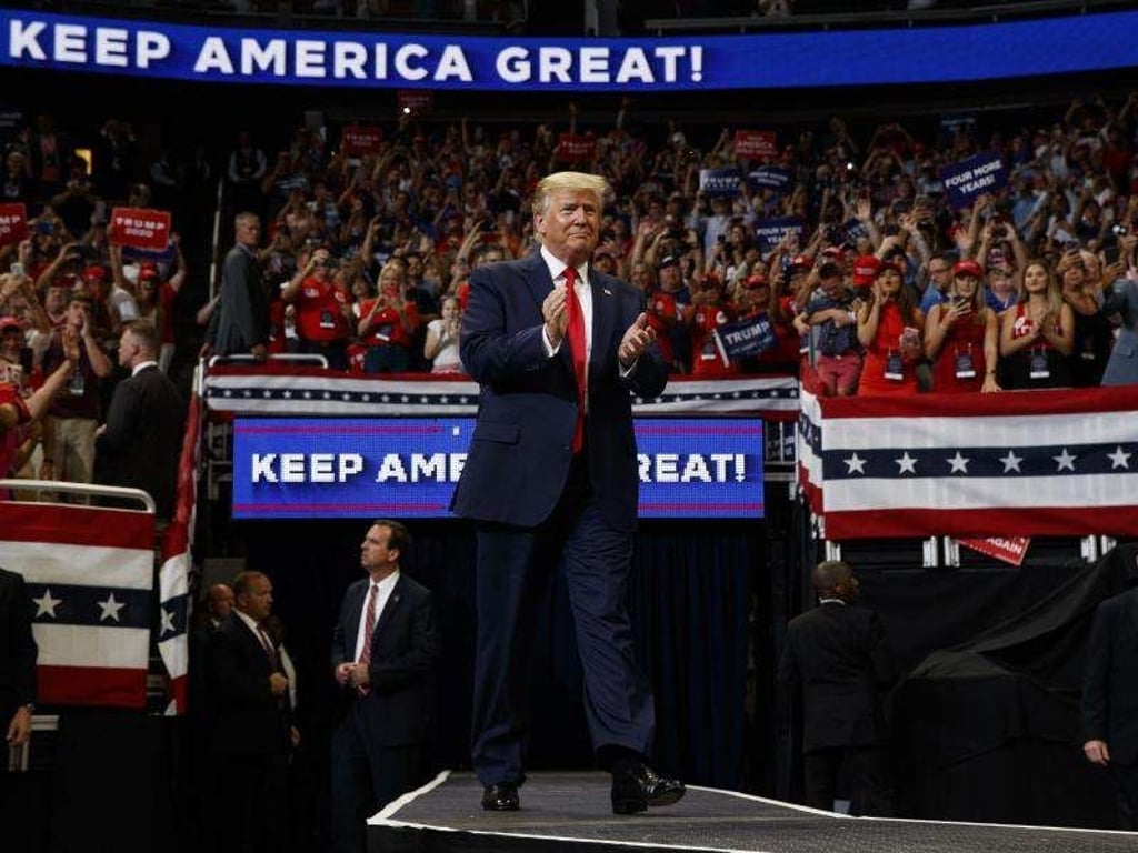 Donald Trump zu Beginn der Wahlkampfveranstaltung im Amway Center in Orlando. Foto: Evan Vucci/AP