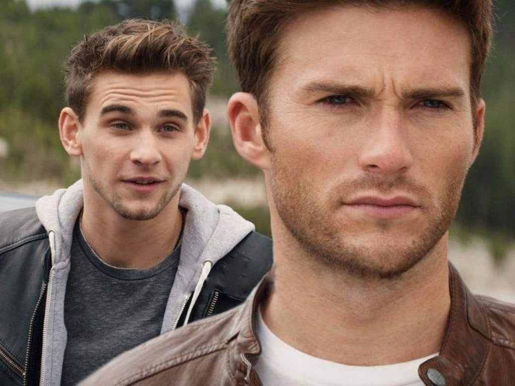 Garrett (Freddie Thorp) und Andrew (Scott Eastwood) kennen sich mit Luxuslimousine aus. Foto: Universum