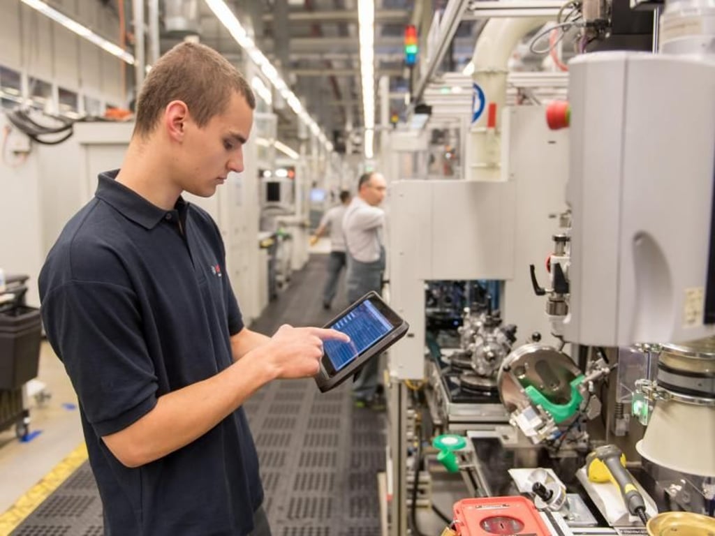 Die Daten der Einspritzpumpen in der Fabrik abrufen? Das macht Möldner über das Tablet. Foto: Daniel Maurer