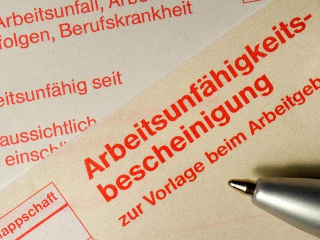 Achtung: Manche Arbeitgeber können die schriftliche Krankschreibung schon nach dem ersten Tag der Krankheit einfordern. Foto: Arno Burgi/zb/dpa