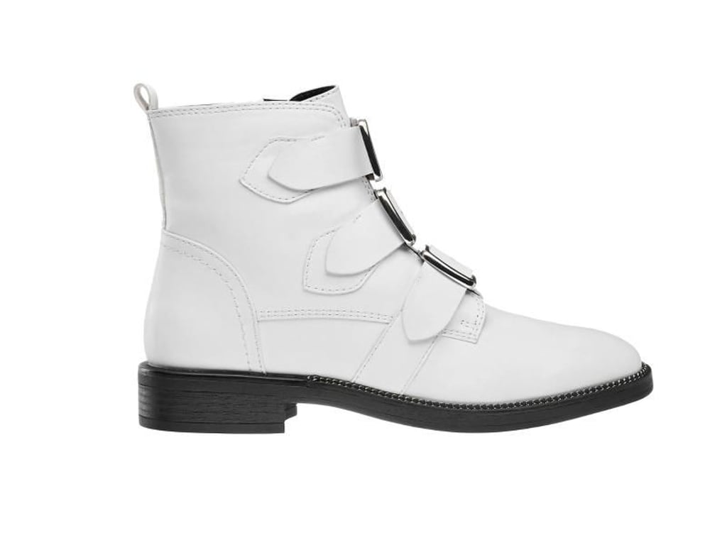 Weiß ist auch im Herbst ein Thema und taucht auf verschiedenen Boots-Varianten auf (ca. 45 Euro). Foto: Deichmann