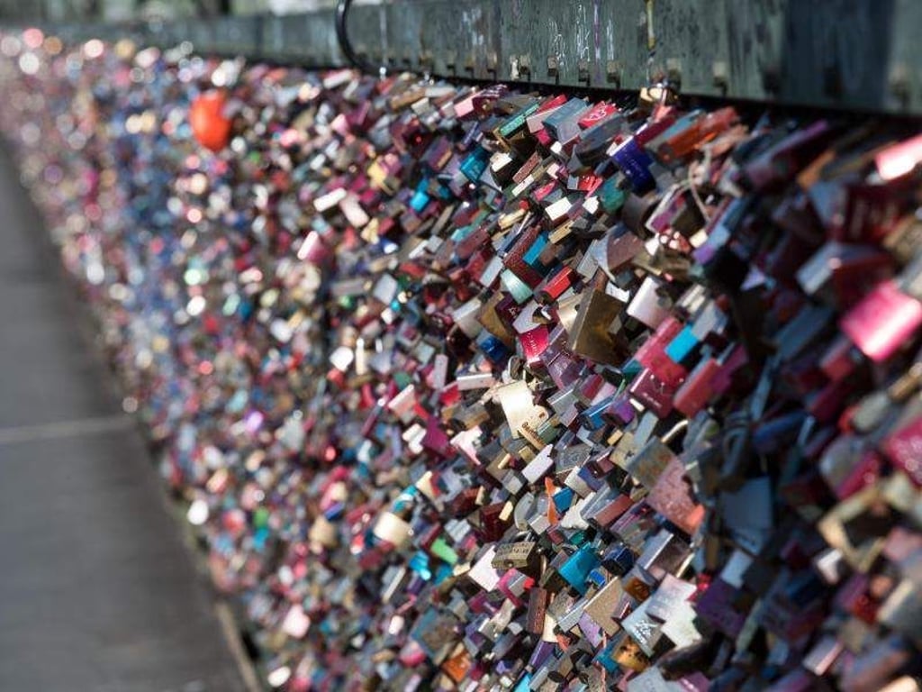 Liebesschlösser an der Hohenzollernbrücke in Köln. Foto: Federico Gambarini