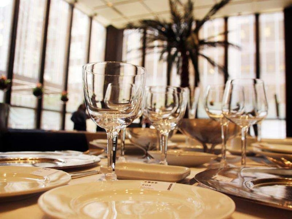 Schlichte Eleganz: Gläser und Teller im New Yorker Restaurant «Four Seasons». Foto: Christina Horsten