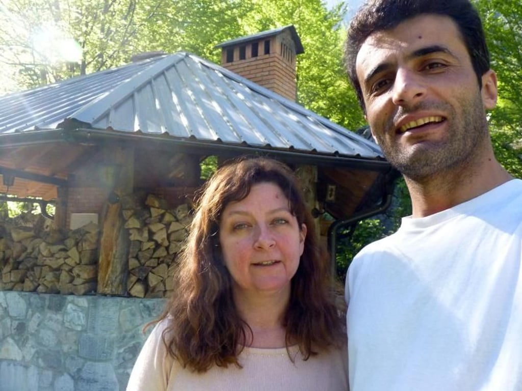 Catherine Bohne und Alfred Selimaj betreiben das Hotel und Restaurant «Rilindja». Foto: Alfred Selimaj
