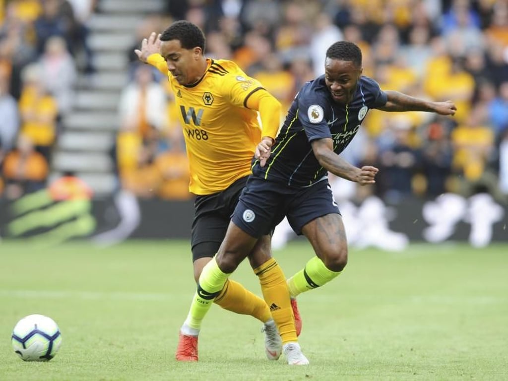 Helder Costa (l) von den Wolverhampton Wanderers setzt sich gegen Raheem Sterling durch. Foto: Rui Vieira/AP