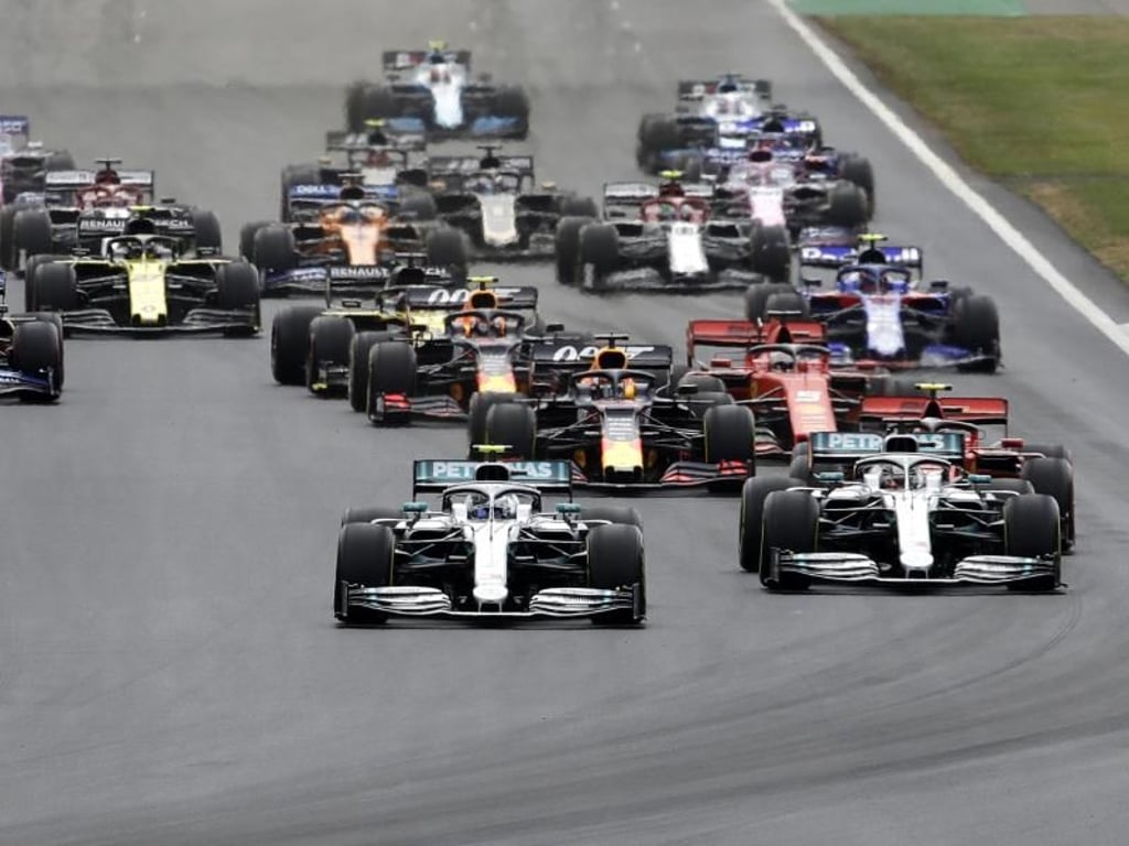 Valtteri Bottas (2.v.r) führte das Feld zu Beginn des Rennens an. Foto: Luca Bruno/AP