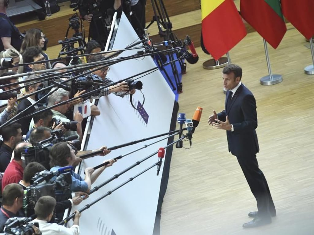 Noch nichts zu verkünden: Frankreichs Präsident Emmanuel Macron während des nächtlichen Verhandlungsmarathons in Brüssel. Foto: Riccardo Pareggiani/AP