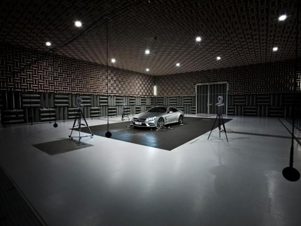 Abstimmungsarbeit: Ein SL steht im Akustiklabor von Mercedes-Benz. Foto: Daimler AG/dpa